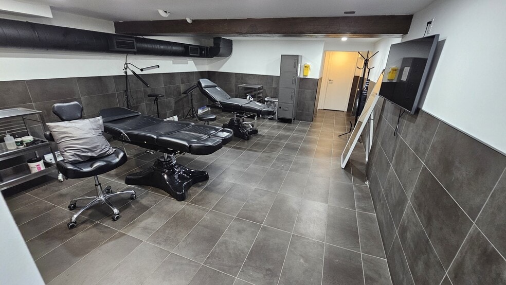 424 Eglinton Ave W, Toronto, ON for lease - Interior Photo - Image 1 of 6