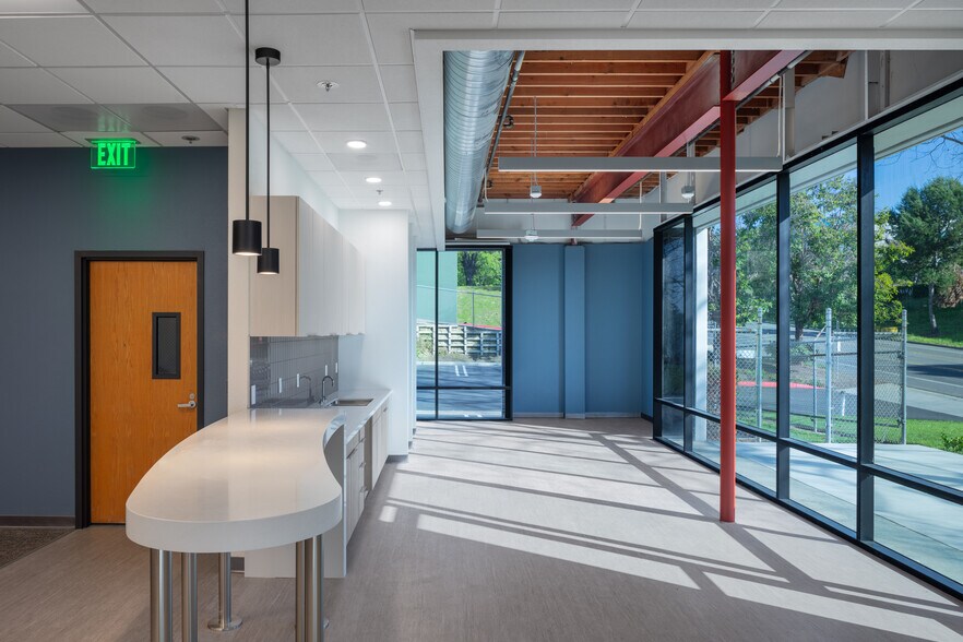 2651 La Mirada Dr, Vista, CA à louer - Photo du bâtiment - Image 2 de 9