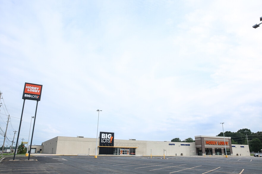 1806 N Jackson St, Tullahoma, TN for lease - Building Photo - Image 3 of 4