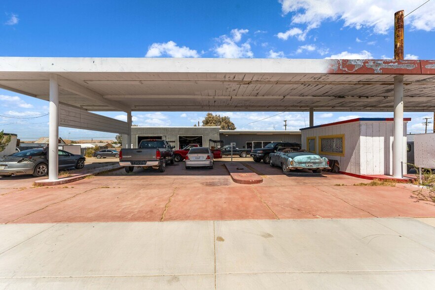 27157 Twenty Mule Team rd, Boron, CA à vendre - Photo du bâtiment - Image 2 de 32