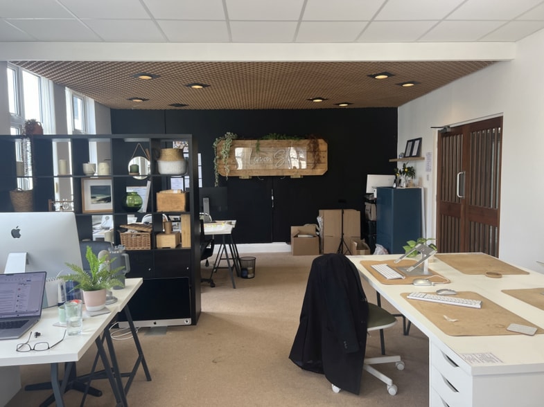 12 Lemon St, Truro à louer - Photo du bâtiment - Image 3 de 9