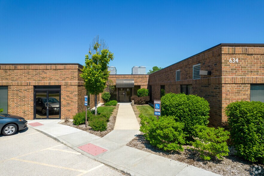 600-650 Academy Dr, Northbrook, IL à louer - Photo du bâtiment - Image 2 de 10