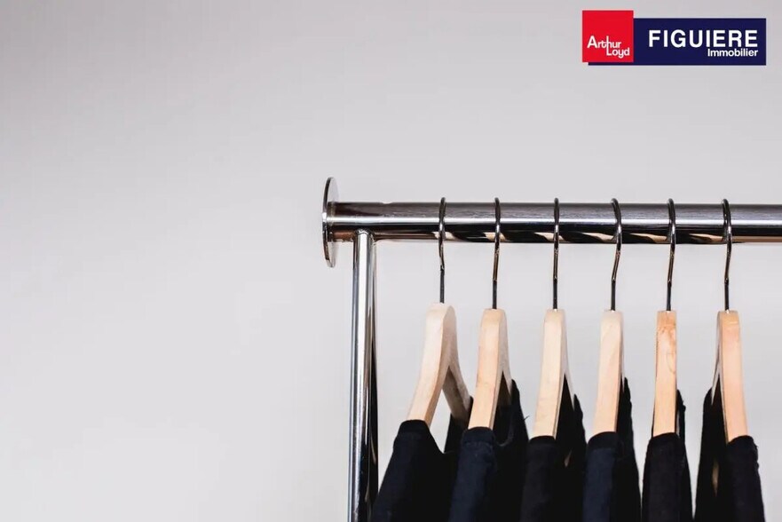 Retail in Salon-de-Provence for lease - Building Photo - Image 3 of 6