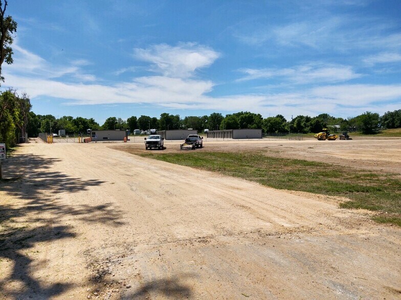 879 W State Highway 71, Smithville, TX à louer - Photo du bâtiment - Image 2 de 6