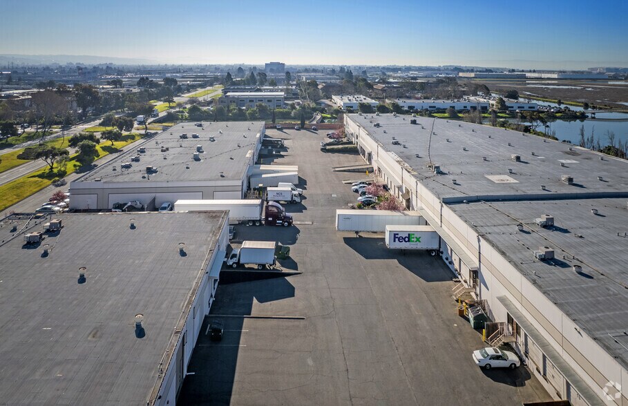 7307 Edgewater Dr, Oakland, CA à louer - Photo du bâtiment - Image 2 de 6