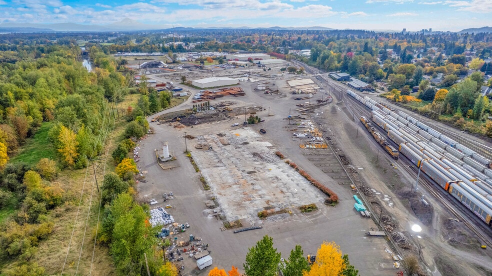 10425 N Bloss Ave, Portland, OR for lease - Building Photo - Image 2 of 10