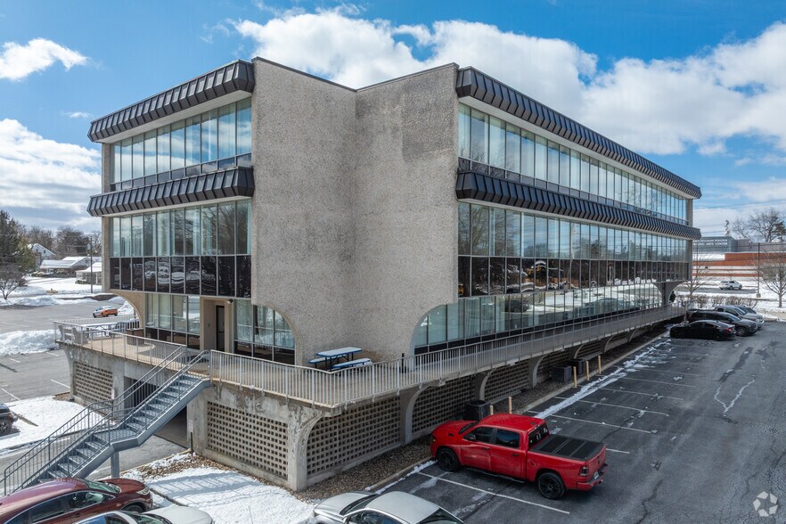 355 N 21st St, Camp Hill, PA à louer - Photo du bâtiment - Image 3 de 8