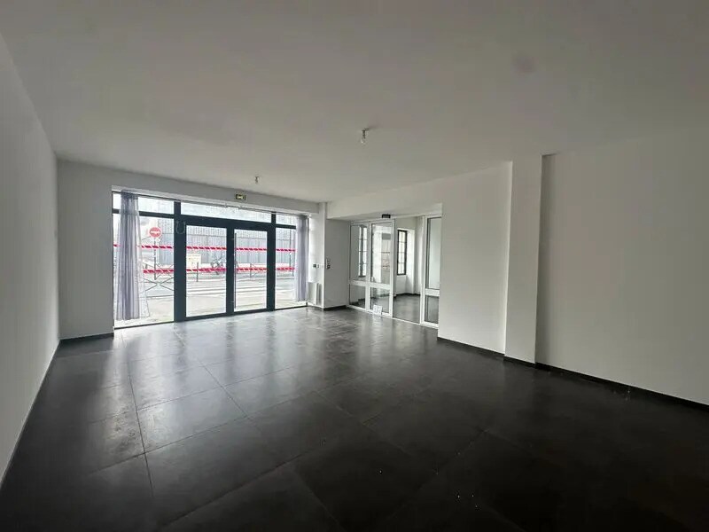 Retail in Bordeaux for lease Interior Photo- Image 1 of 8