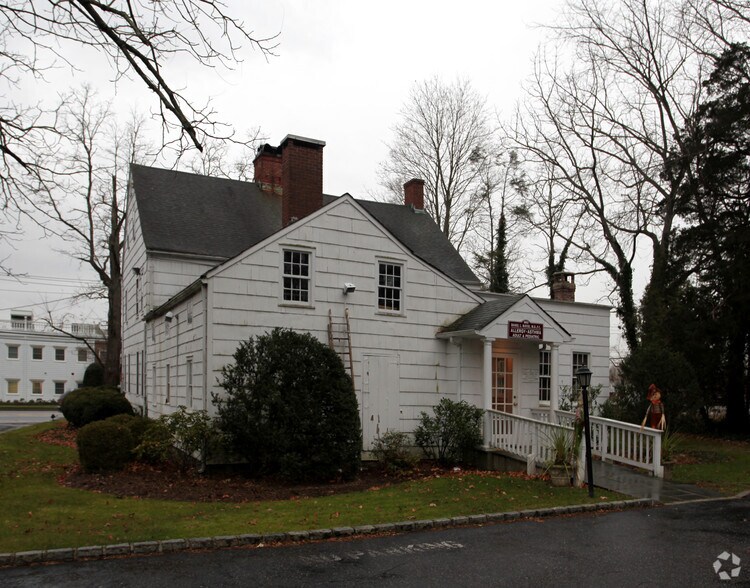 263 E Main St, Smithtown, NY à vendre - Photo du bâtiment - Image 2 de 7