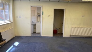 47 Desborough Av, High Wycombe for lease Interior Photo- Image 2 of 2