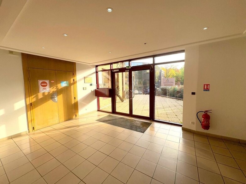 Office in Saint-Germain-en-Laye for sale - Lobby - Image 2 of 29