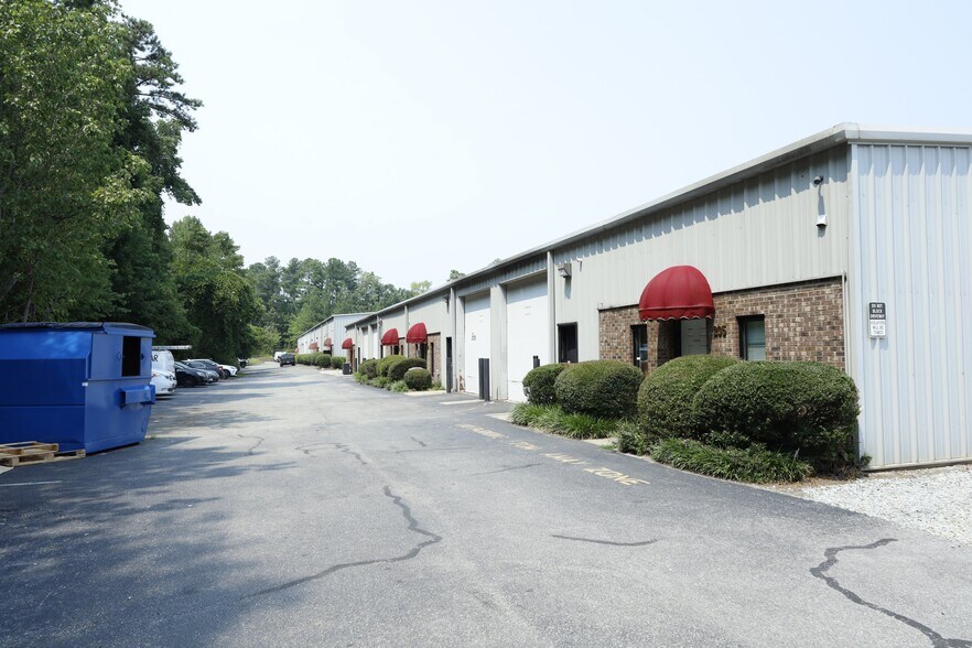 4122 B Bennett Memorial Rd, Durham, NC à louer - Photo du bâtiment - Image 3 de 24