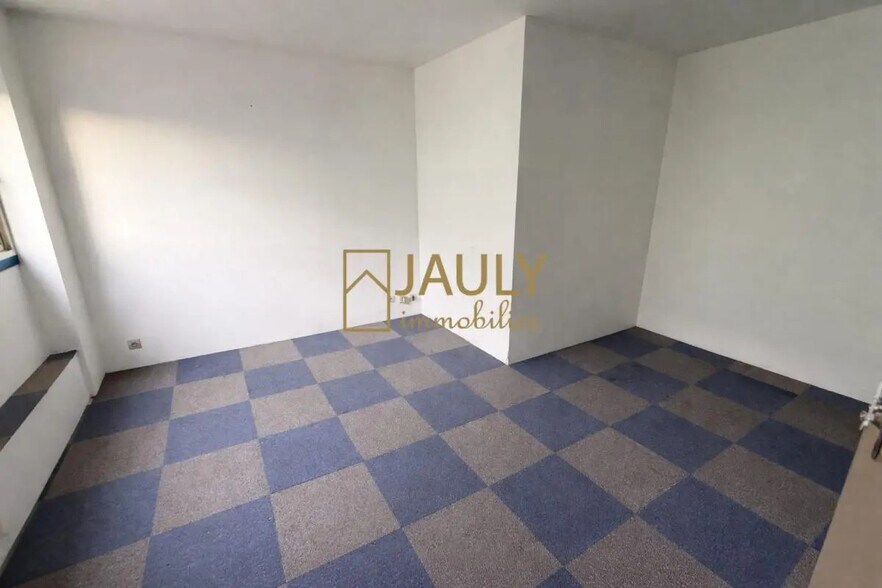 Flex in Saint-Soupplets for lease - Building Photo - Image 3 of 9