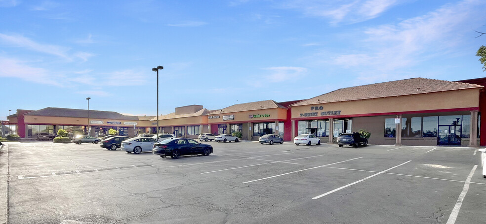 564-586 W Foothill Blvd, Rialto, CA for lease - Building Photo - Image 1 of 1