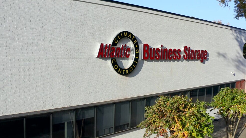 3412 Monroe Rd, Charlotte, NC à louer - Vidéo sur l’inscription commerciale - Image 2 de 11