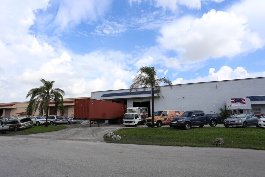 7553 NW 50th St, Miami, FL à louer - Photo du bâtiment - Image 3 de 6