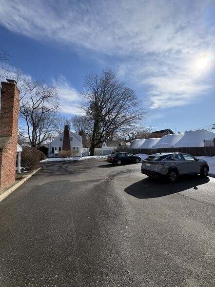 44 Broadway, Greenlawn, NY à louer - Photo du bâtiment - Image 2 de 12