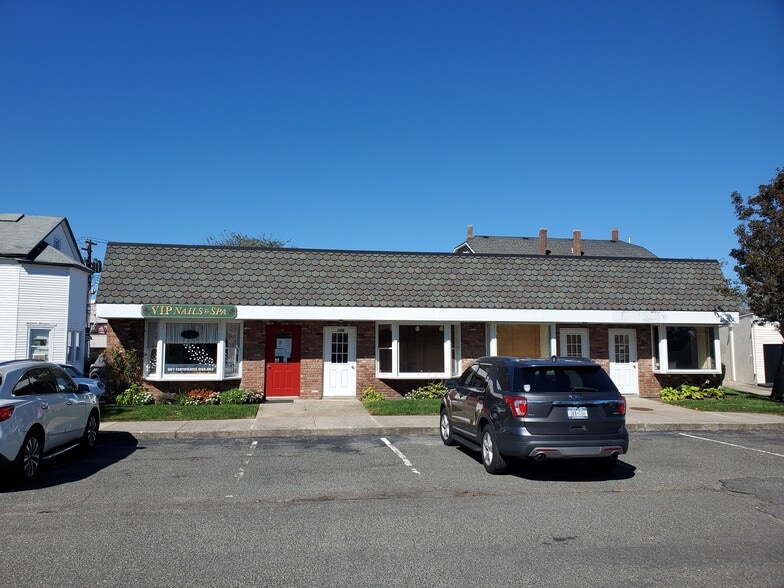 110-130 Main St, Sayville, NY for lease - Building Photo - Image 2 of 8