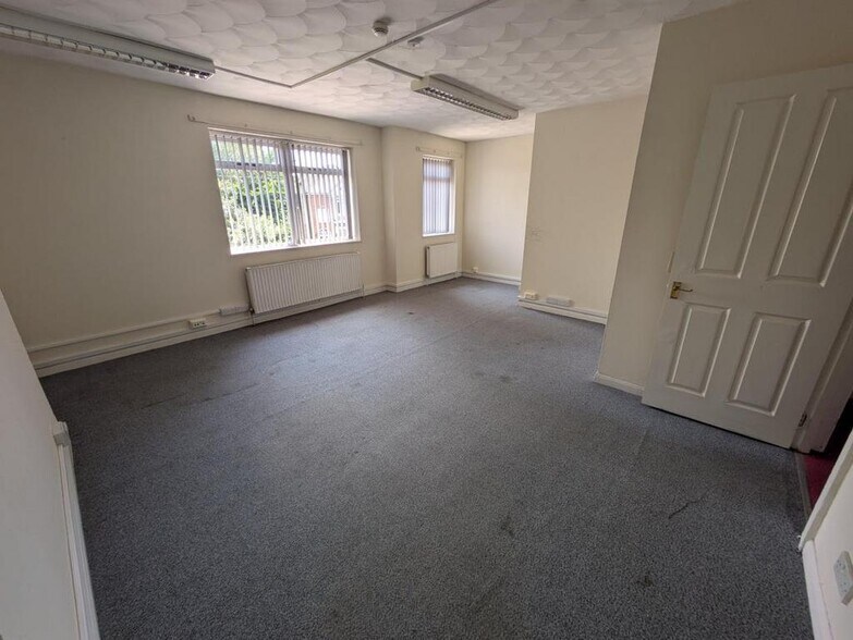 113-121 Goldsworth Rd, Woking à louer - Photo du bâtiment - Image 2 de 8