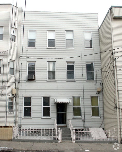 410 Monastery Pl, Union City, NJ à vendre - Photo du bâtiment - Image 2 de 5