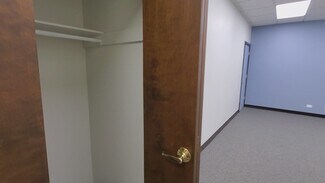 Plus de détails pour 600 E Higgins Rd, Elk Grove Village, IL - Bureau à louer