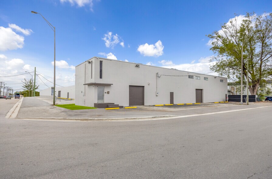 7550 W 2nd Ct, Hialeah, FL à louer - Photo du bâtiment - Image 3 de 9
