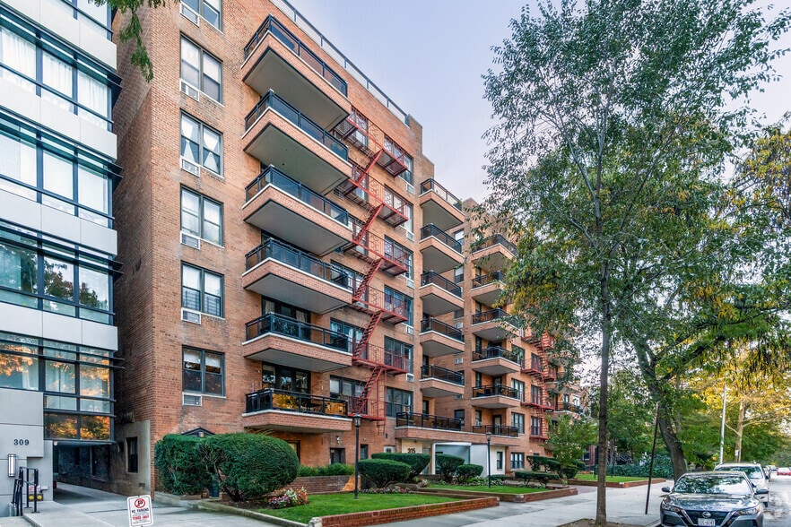 313-319 Ocean Pky, Brooklyn, NY à louer - Photo du bâtiment - Image 2 de 7