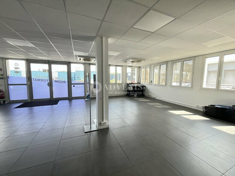 Office in Gonesse for lease - Interior Photo - Image 2 of 12