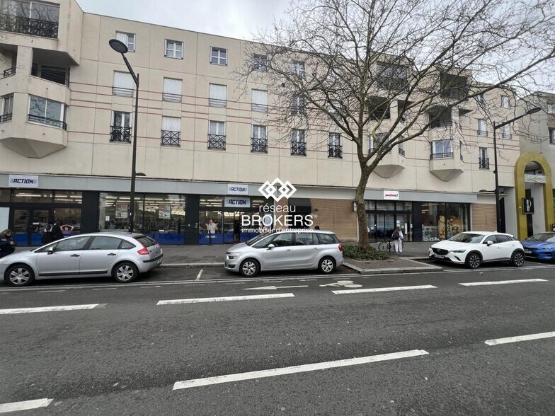 Commerce de détail dans Montigny-le-Bretonneux à louer - Photo du bâtiment - Image 2 de 10