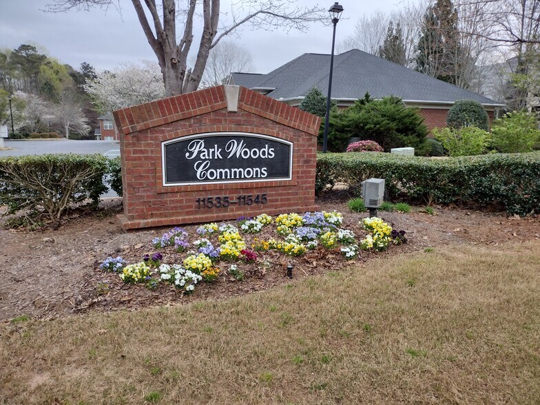 11539 Park Woods Cir, Alpharetta, GA à louer - Photo du bâtiment - Image 3 de 9