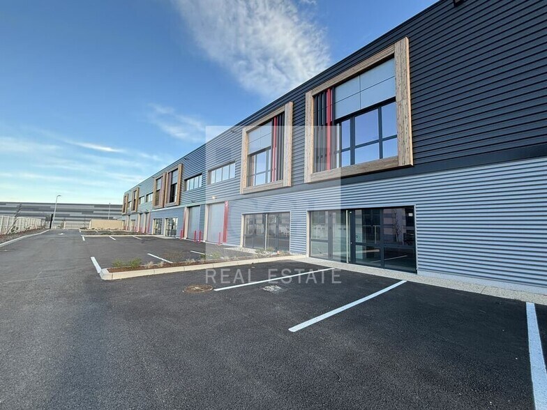 Flex dans Saint-Quentin-Fallavier à louer - Photo du bâtiment - Image 2 de 12