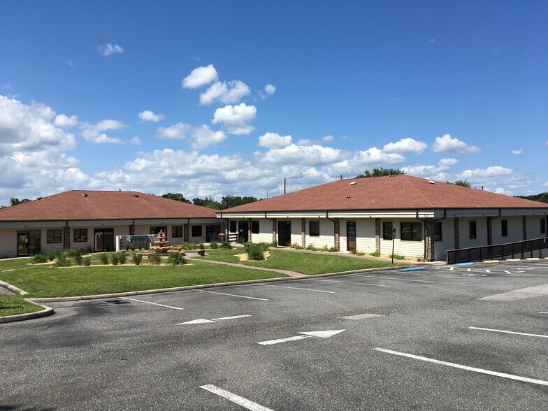 305 Skyline Dr, Lady Lake, FL à vendre - Photo du bâtiment - Image 2 de 44