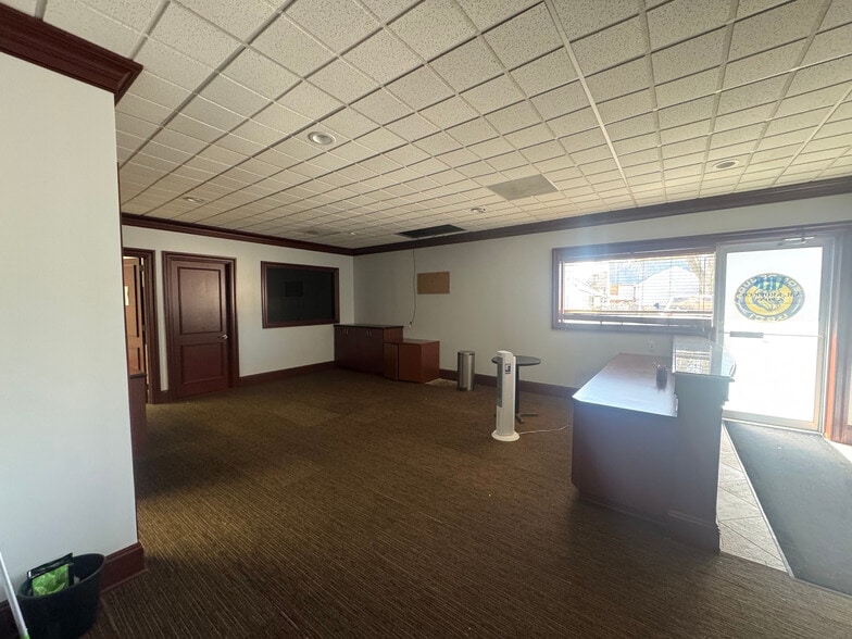1515 Fifth Industrial Ct, Bay Shore, NY for lease - Building Photo - Image 3 of 11