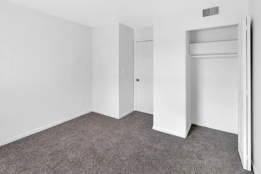 601 Revolutionary Rd, Louisville, KY à vendre - Photo du bâtiment - Image 3 de 9