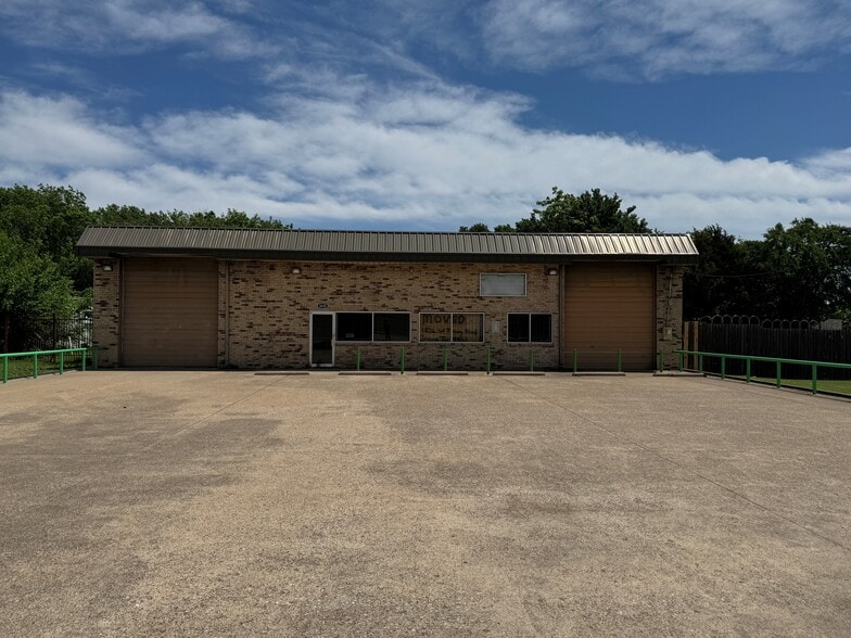 3430 N Interstate 35 E, Lancaster, TX à louer - Photo du bâtiment - Image 1 de 3