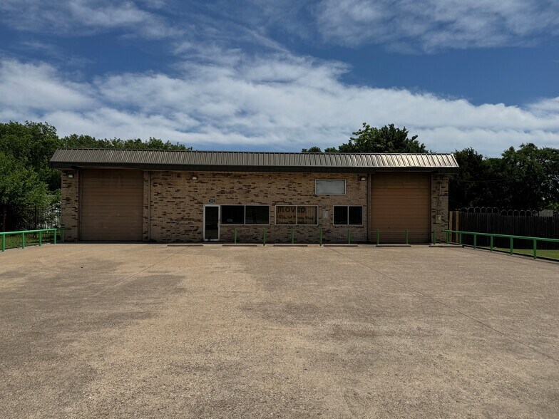 3430 N Interstate 35 E, Lancaster, TX à louer - Photo du bâtiment - Image 1 de 4