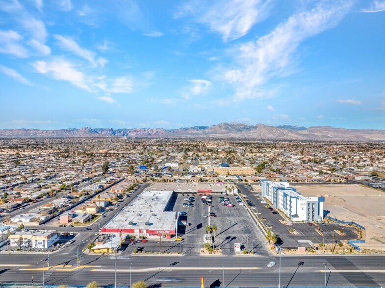 1401 N Decatur Blvd, Las Vegas, NV à louer - Photo du bâtiment - Image 2 de 8