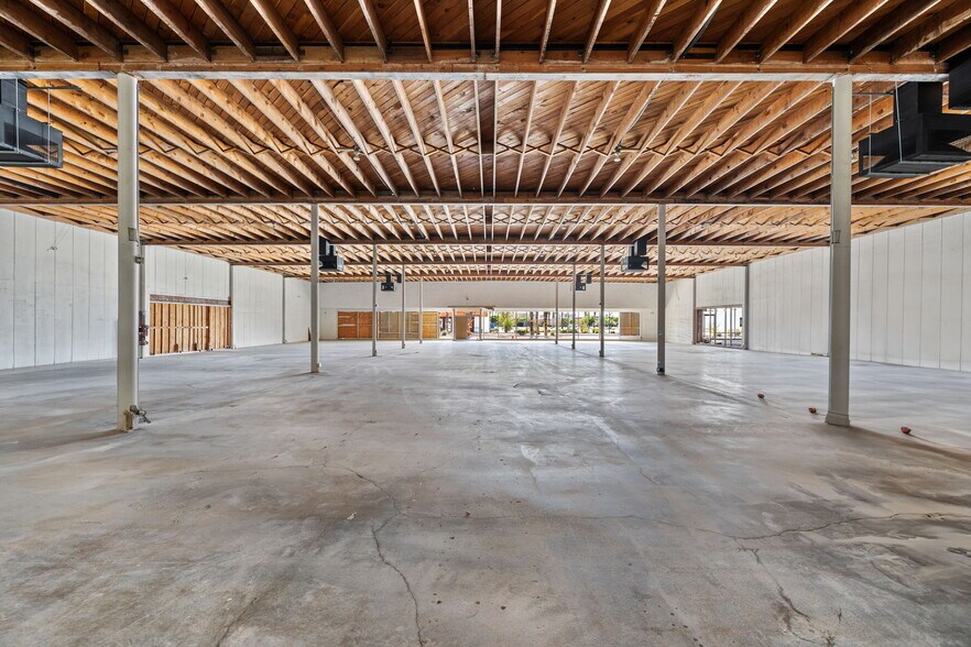 45151 Oasis St, Indio, CA à louer - Photo du bâtiment - Image 2 de 52