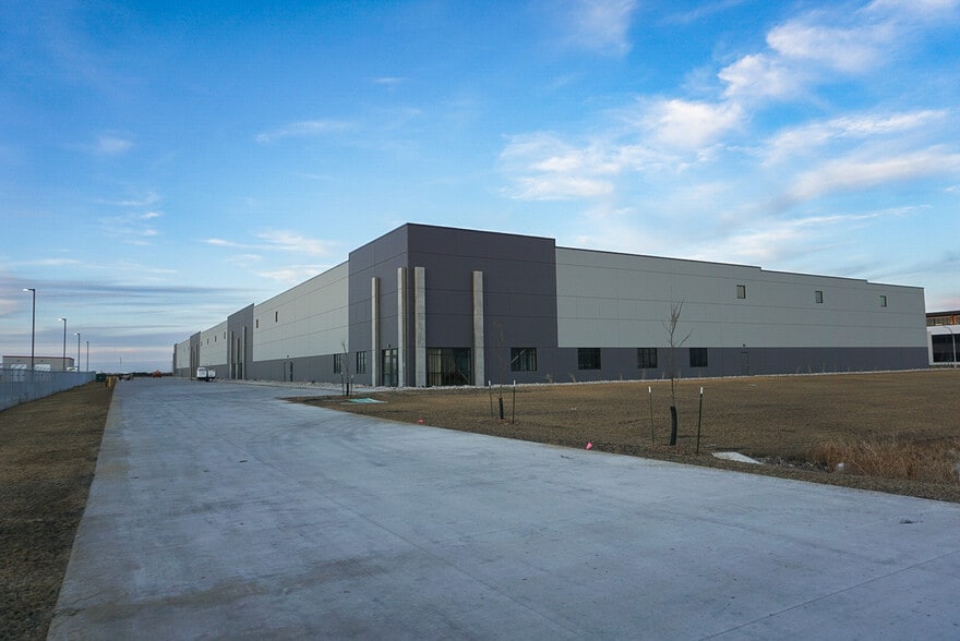 2466 42nd St N, Fargo, ND for lease - Building Photo - Image 1 of 7