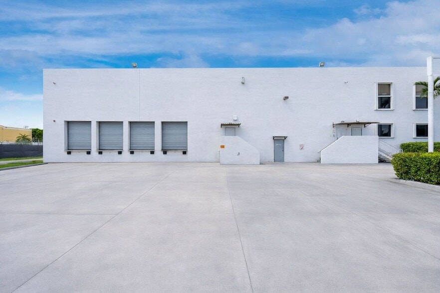 12800 NW 38th Ave, Opa-locka, FL à louer - Photo du bâtiment - Image 3 de 27