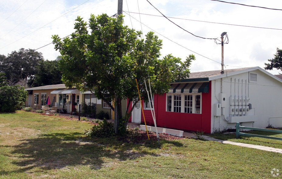 562 Indian Rocks Rd, Largo, FL à vendre - Photo du bâtiment - Image 2 de 4