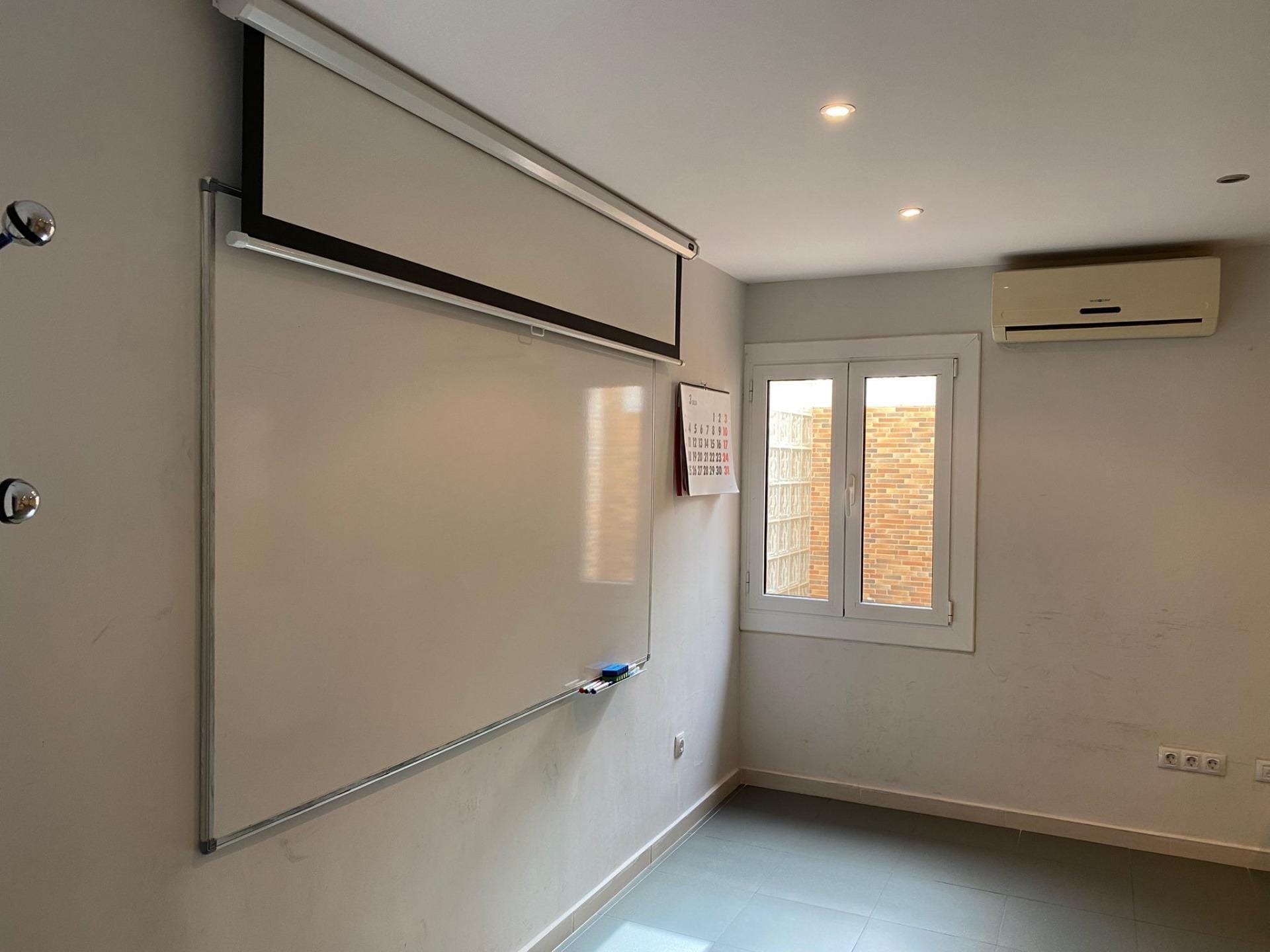 Retail in Barcelona, Barcelona for lease Interior Photo- Image 1 of 7