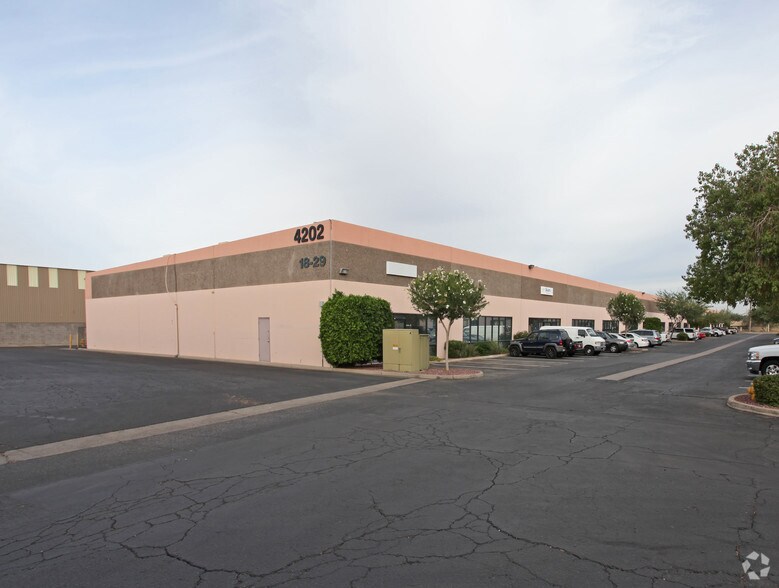 4202 E Elwood St, Phoenix, AZ à louer - Photo du bâtiment - Image 3 de 5