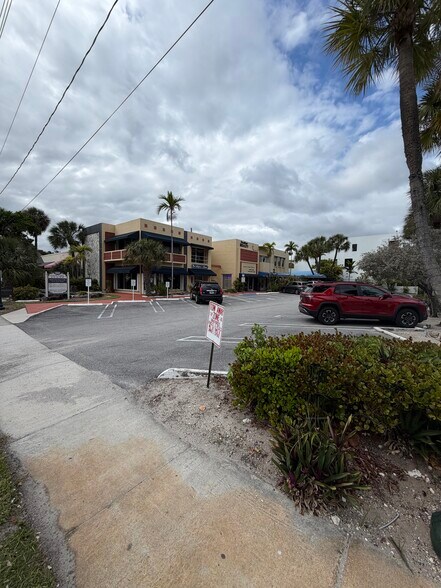 800 Palm Trl, Delray Beach, FL à vendre - Photo du bâtiment - Image 2 de 5