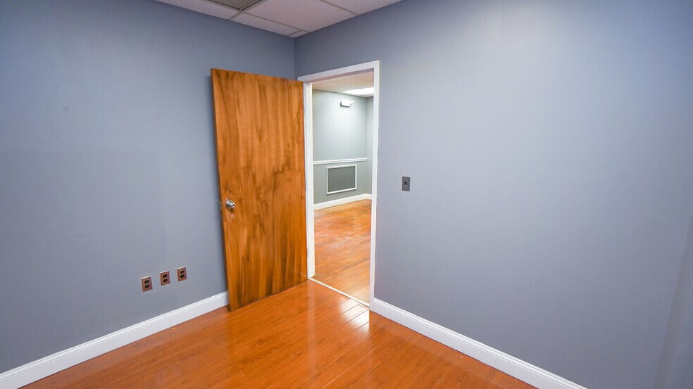 2 Lincoln Hwy, Edison, NJ à louer - Photo intérieure - Image 3 de 15