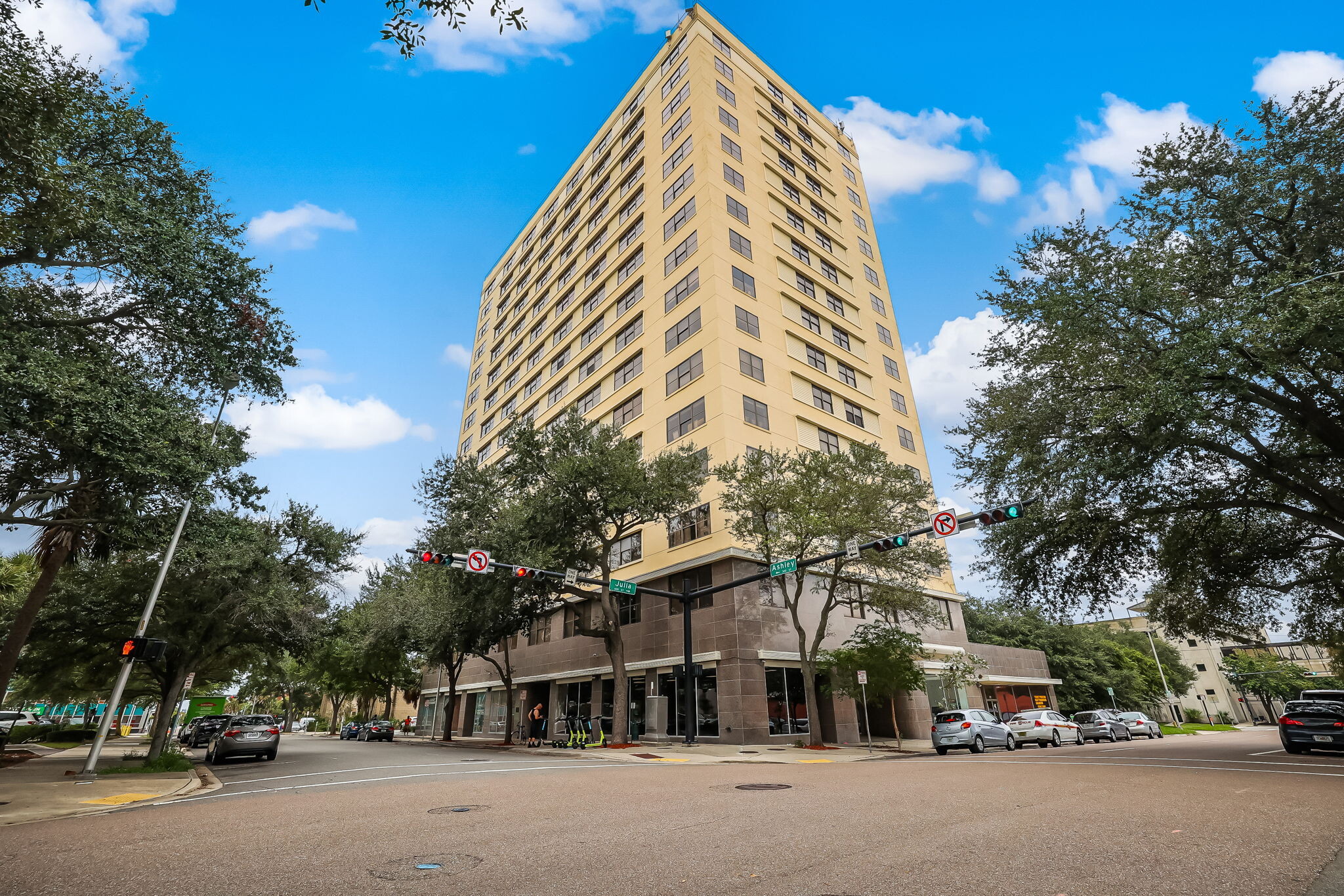 Demiray Holdings Inc. portfolio of 5 properties for sale on LoopNet.ca Primary Photo- Image 1 of 25