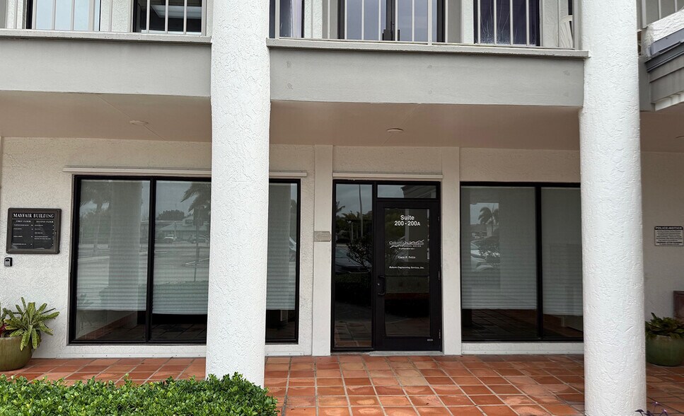 957-975 SE Federal Hwy, Stuart, FL à louer - Photo du bâtiment - Image 2 de 4