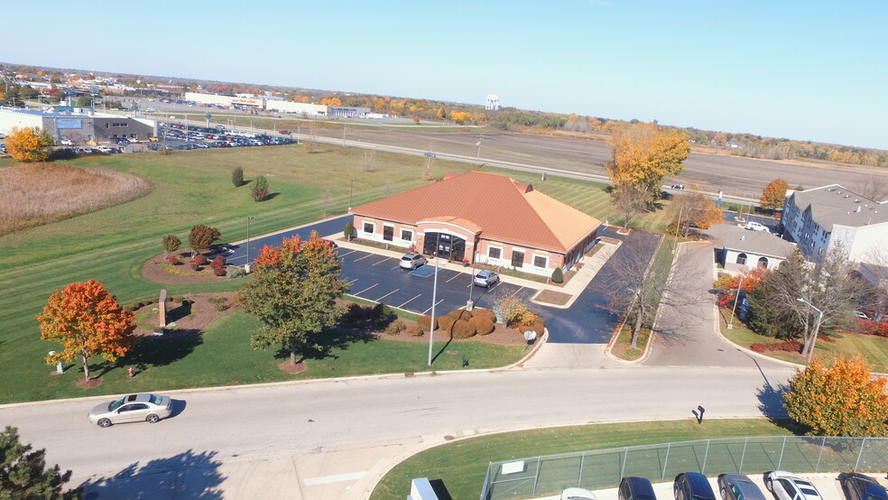 2073-2075 Wiesbrook Rd, Oswego, IL for lease - Building Photo - Image 3 of 12