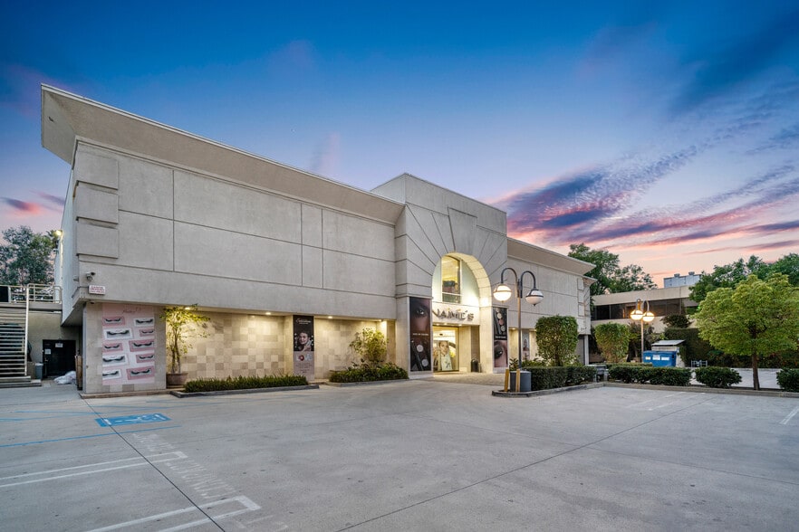 12640 Riverside Dr, Valley Village, CA for lease - Building Photo - Image 2 of 10