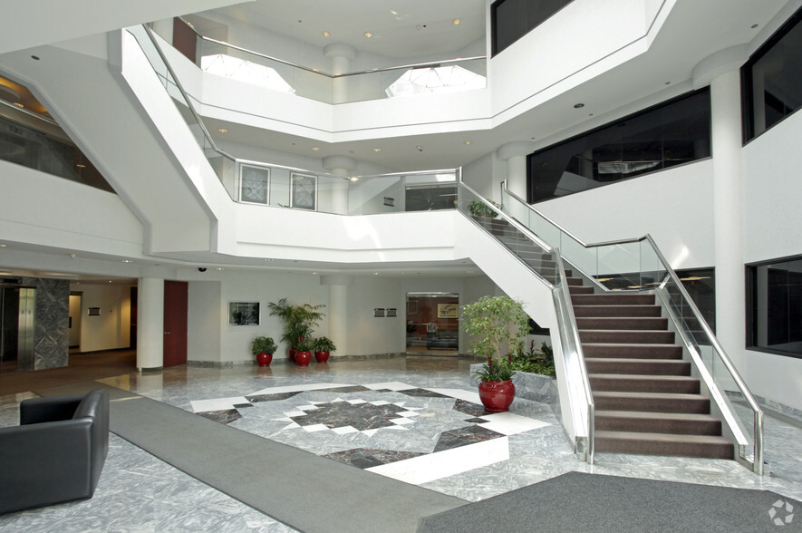 2400 Corporate Exchange Dr, Columbus, OH for lease - Lobby - Image 2 of 18